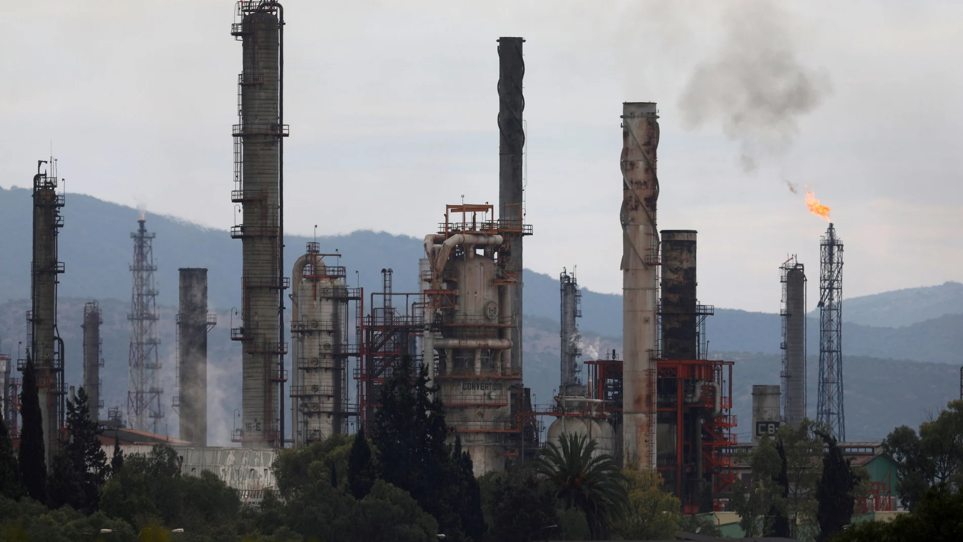 FILE PHOTO: Excess natural gas is burnt, or flared, from Mexican state-owned Pemex's Tula oil refinery, located adjacent to the Tula power plant belonging to national power company Comision Federal de Electricidad, or CFE, in Tula de Allende, north of Mexico City, Mexico June 22, 2020. Picture taken June 22, 2020. REUTERS/Henry Romero/File Photo/File Photo
