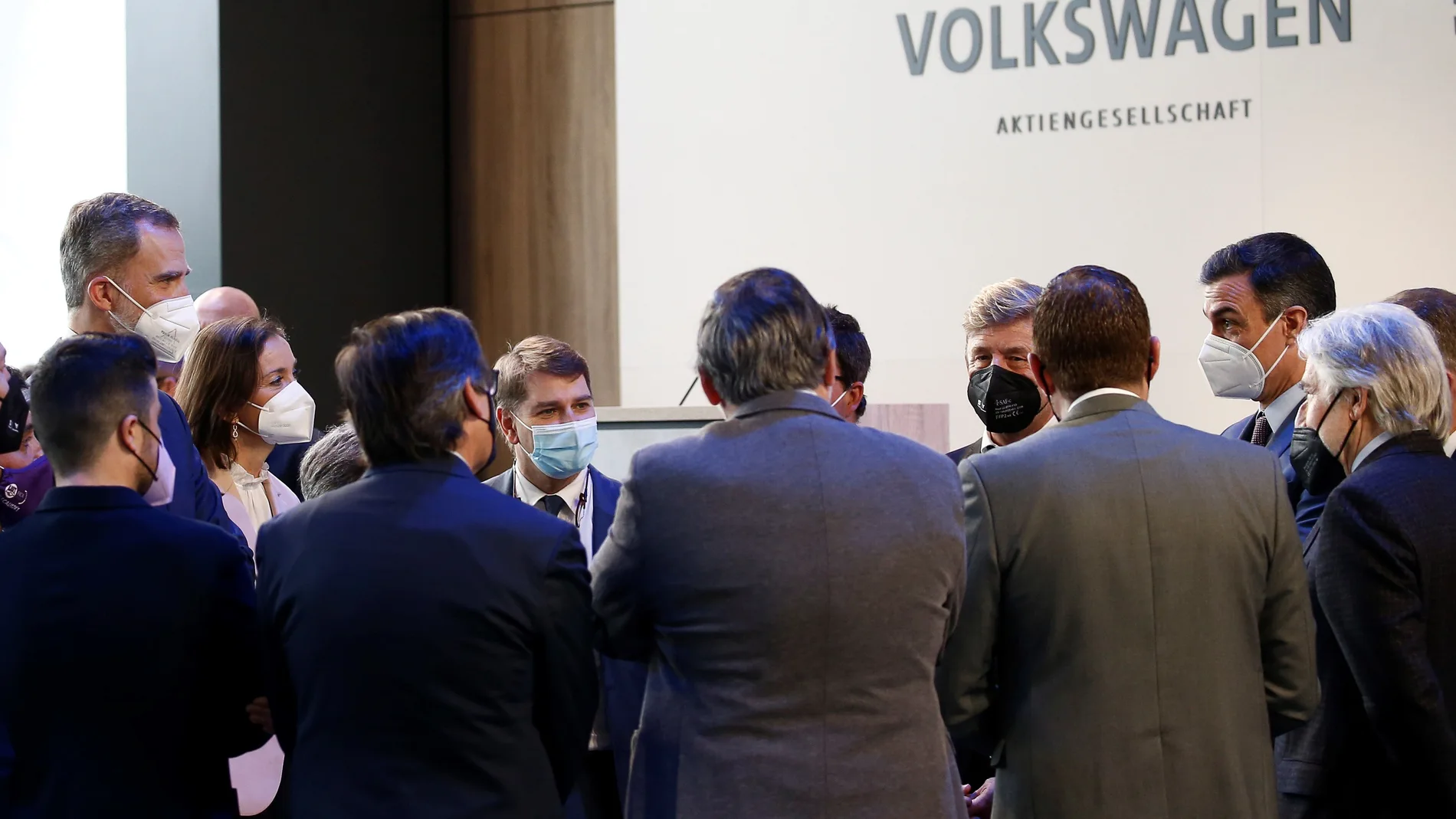 El rey Felipe VI (i) junto al presidente del Gobierno, Pedro Sánchez, conversan con un grupo de directivos durante la visita que realizan este viernes a la fábrica de SEAT en Martorell