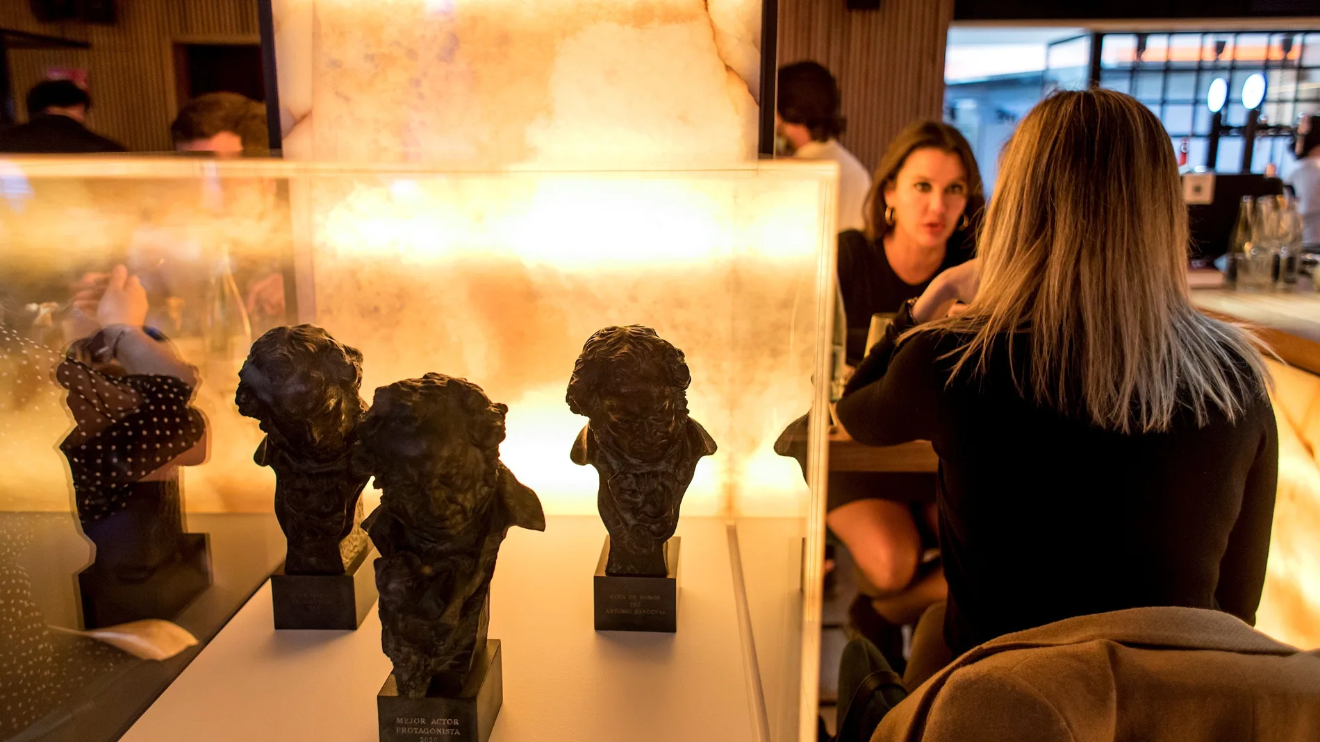 Estatuillas de los Goya ganados por Antonio Banderas expuestas en el restaurante Tercer Acto del Teatro del Soho, propiedad del actor en Málaga, donde se celebrará la gala de entrega de los Premios Goya del cine español