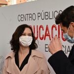 El exfutbolista Iker Casillas (d) y la presidenta de la Comunidad de Madrid Isabel Díaz Ayuso, en una foto de archivo