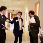 Raúl de la Hoz y Luis Tudanca se saludan momentos antes de una nueva Junta de Portavoces en las Cortes