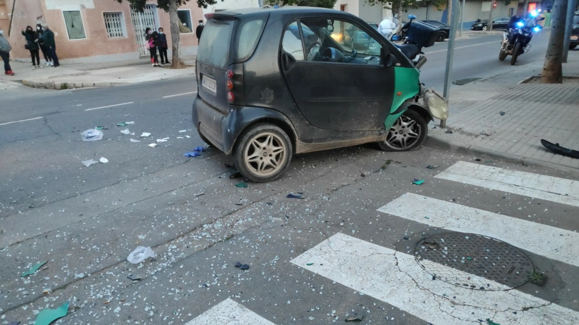 Imágenes del vehiculo accidentado tras sufrir su conductor un infarto