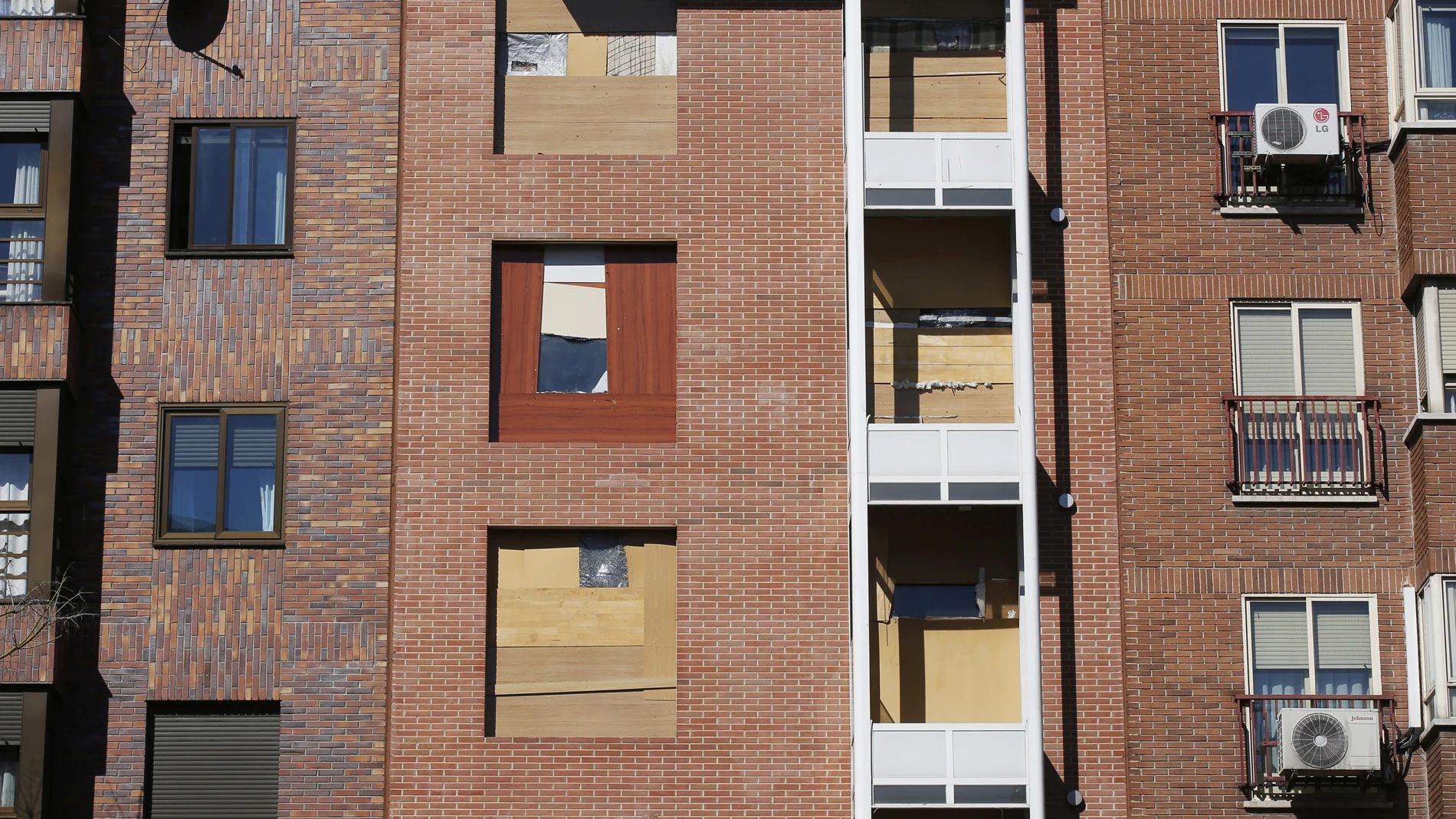 Imagen de archivo de un edificio ocupado ilegalmente, con tablas de madera en las ventanas