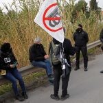 Los Mossos d'Esquadra impiden el paso a los componentes de un grupo de manifestantes convocados por los CDR,