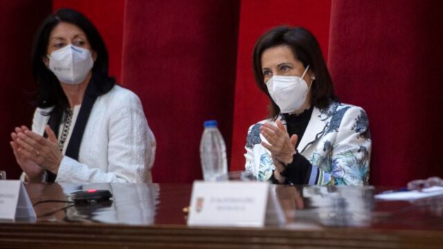 La ministra de Defensa, Margarita Robles aplaude durante el acto de 'Agradecimiento a protagonistas de nuestra historia reciente', en el CESEDEN.