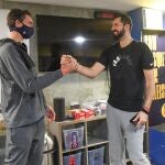 Pau saluda a Niko Mirotic después de pasar el reconocimiento médico con el Barça