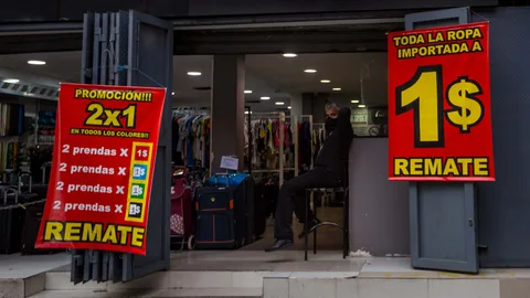 Fotografía donde se observan afiches en una tienda donde marcan el precio en dólares, el 4 de febrero del 2021, en Caracas (Venezuela).