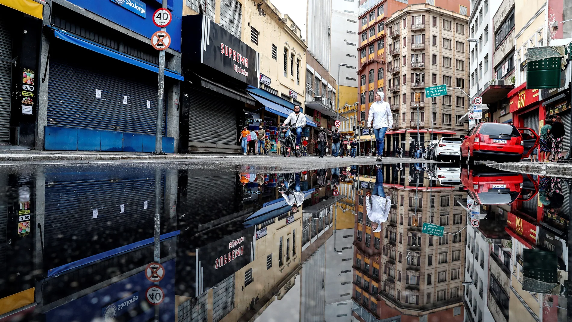 Fotografía de locales comerciales cerrados en la calle 25 de marzo, el mayor centro del comercio popular de Sao Paulo