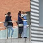 Compañeros del fallecido en la puerta del hospital de Alcalá de Henares