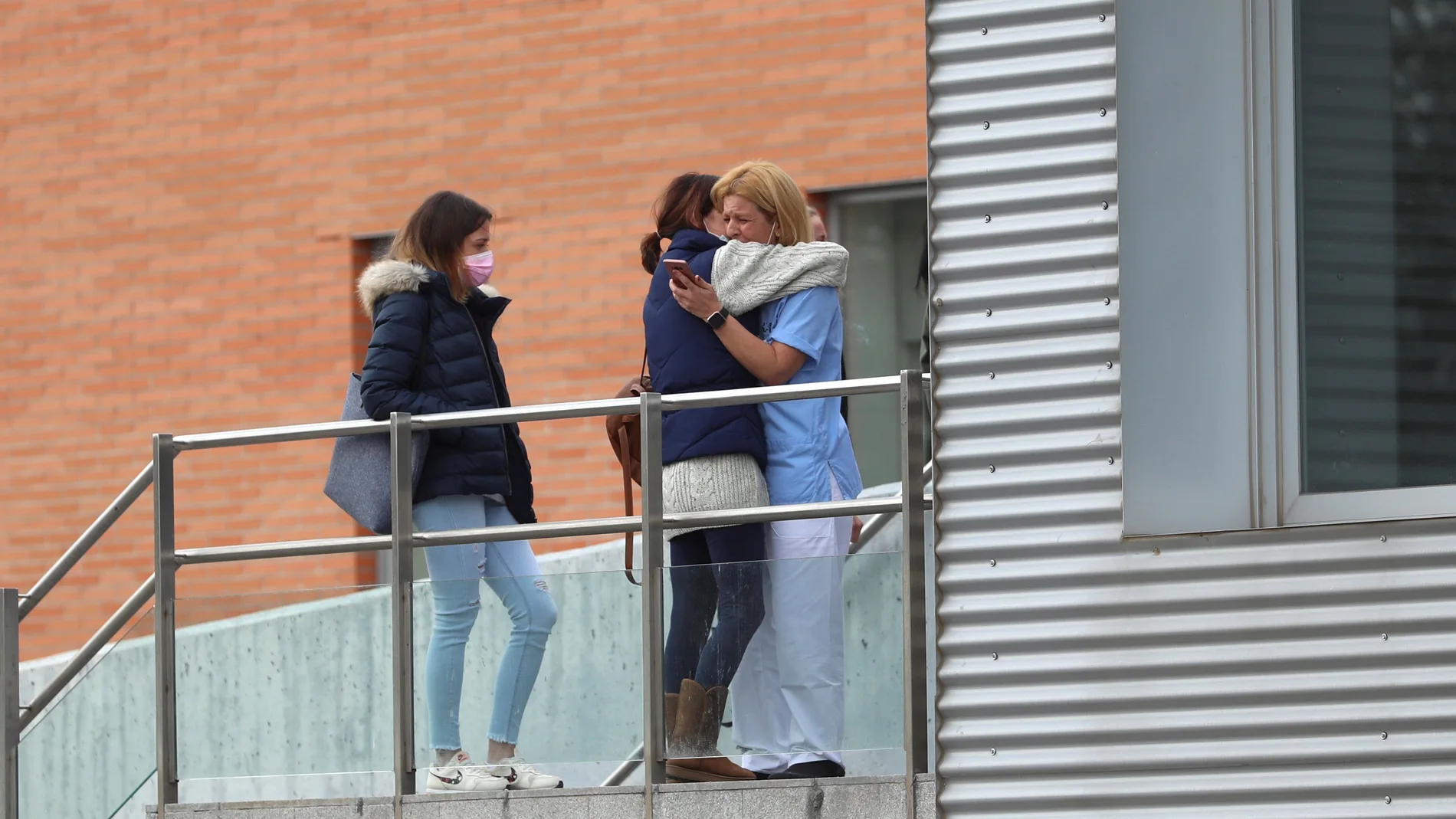 Compañeros del fallecido en la puerta del hospital de Alcalá de Henares