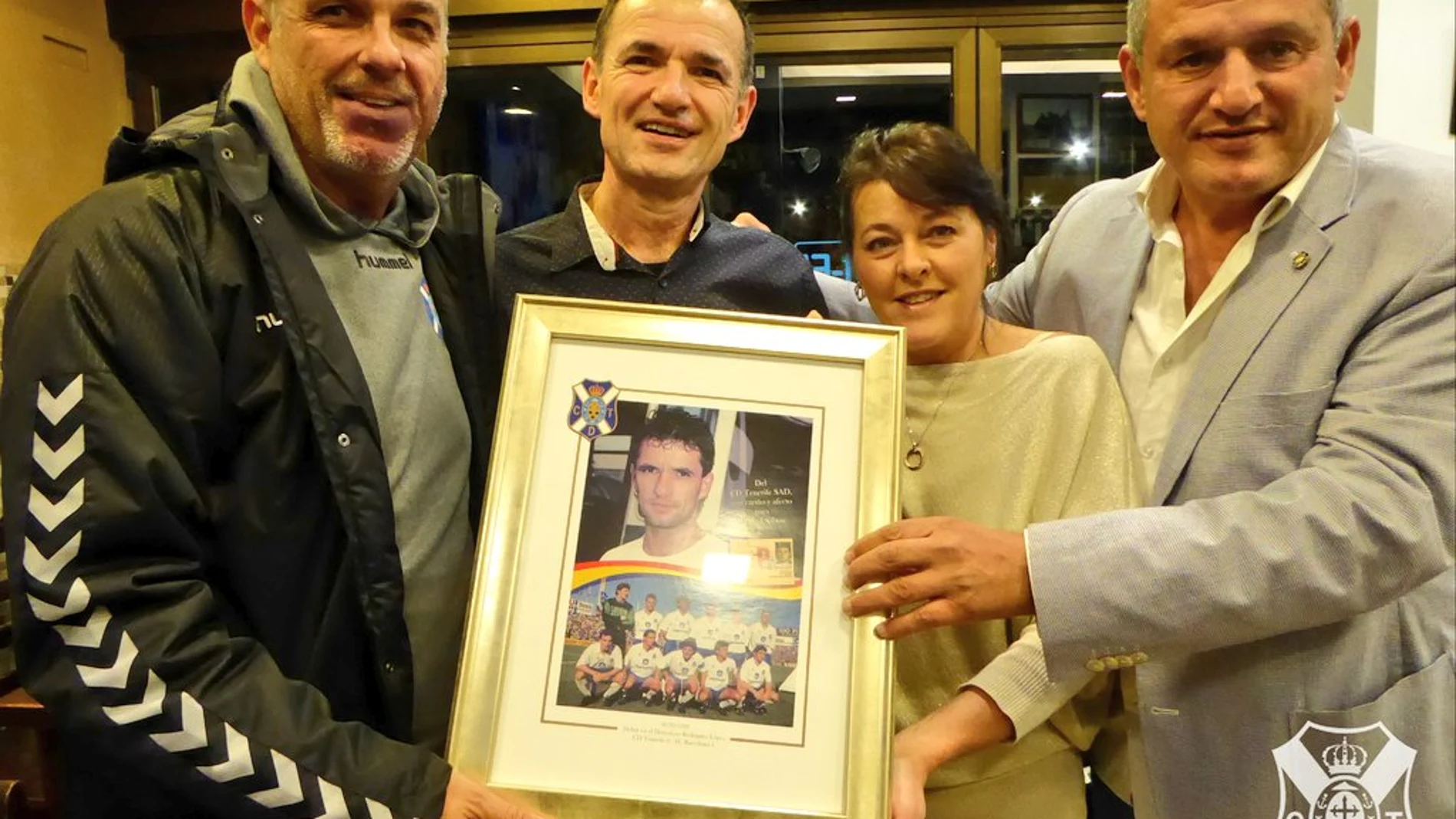 Marcel Sabou recibe un homenaje del Tenerife rodeado por sus ex compañeros Quique Medina, izquierda, y Toño, derecha