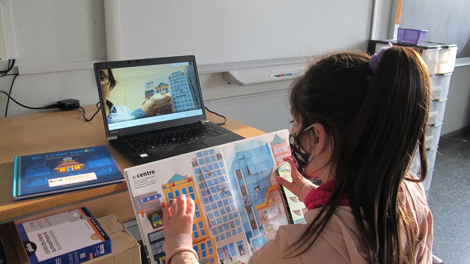 Voluntarios de Caixabank fomentando la lectura