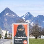 Un cartel a favor de la prohibición del «burka» en la ciudad montañosa suiza de Oberdorf