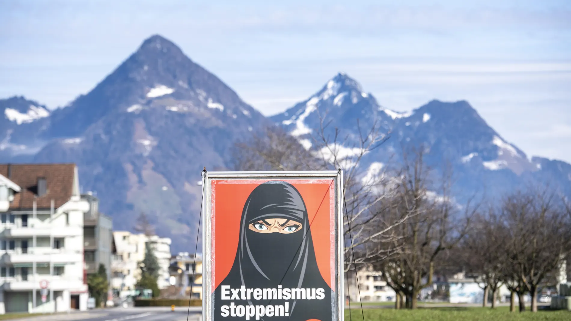 Un cartel a favor de la prohibición del «burka» en la ciudad montañosa suiza de Oberdorf