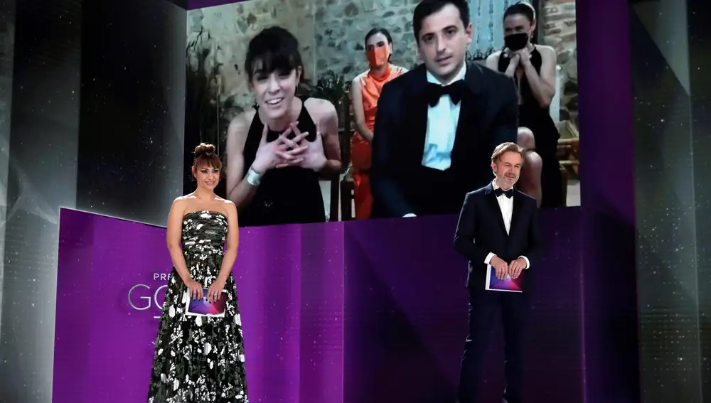 David Pérez Sañudo (d) y María Parés Pulido (en la pantalla) reciben el Goya al Mejor Guión Adaptado por "Ane", durante la gala de la 35 edición de los Premios Goya que se celebra este sábado en el Teatro del Soho CaixaBank, en Málaga. EFE/Premios Goya/ Miguel A. Cordoba