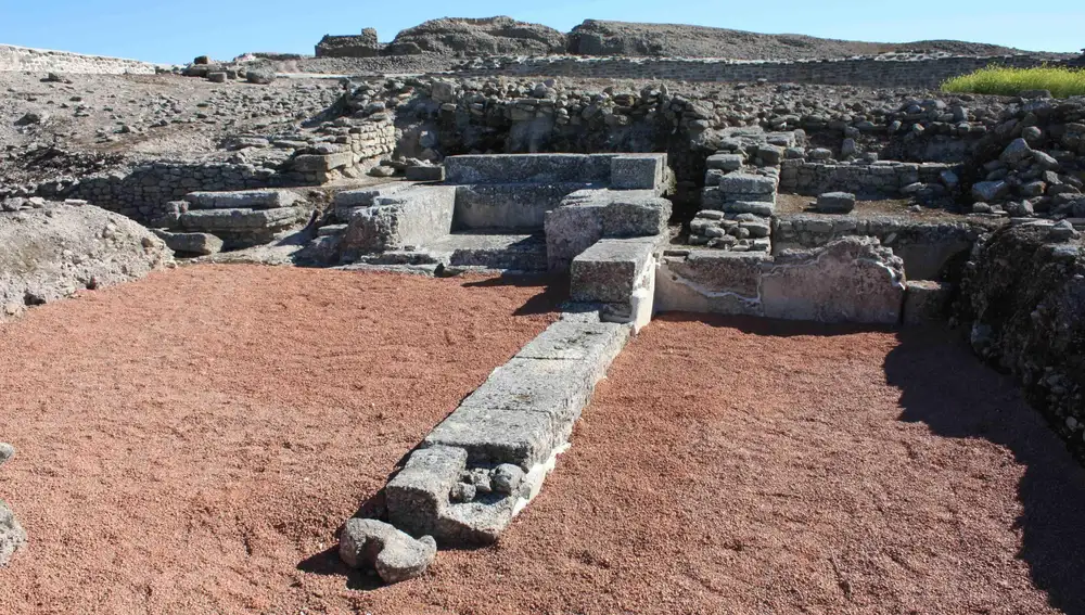 En primer término, una imagen del «frigidarium» de las termas romanas de Ategua. Detrás se encuentra la acrópolis de época íbera