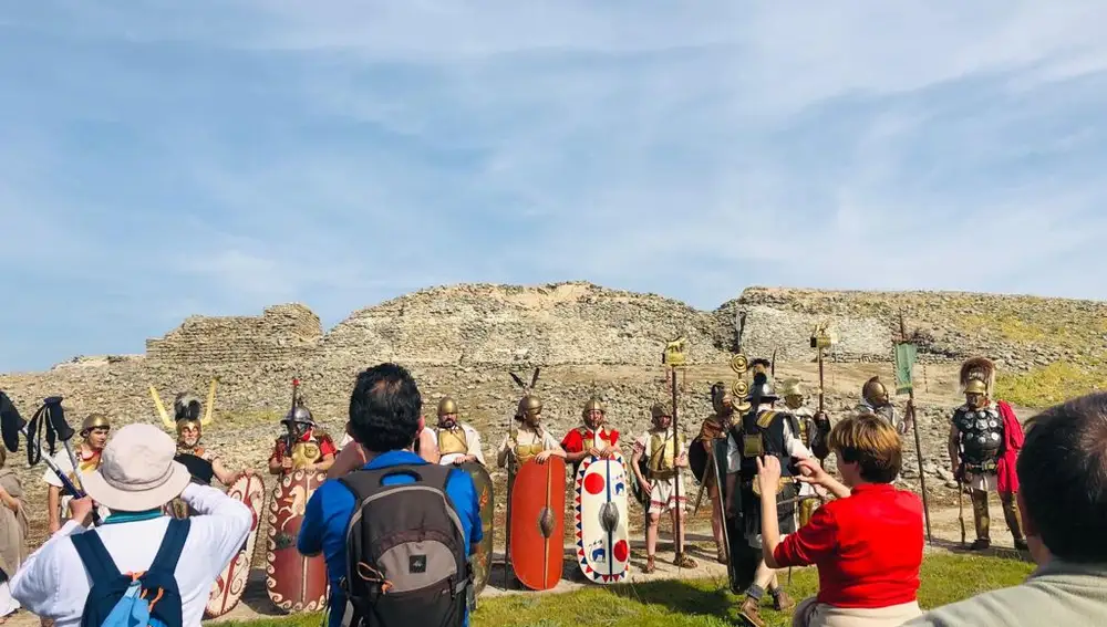 Recreadores de la antigua Roma posan ante el público en una visita al yacimiento cordobés