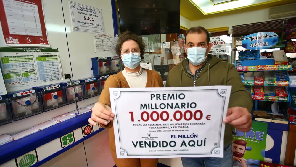 El sorteo del Euromillones ha dejado un millón de euros en la localidad salmantina de Sancti Spíritus(Salamanca). El boleto acertante de El Millón ha sido validado en el Despacho Receptor Nº 64.465 de Sancti Spiritus, situado en la calle Cerezo, 1. En la imagen Lourdes Alonso Rubio la titular del establecimiento junto con su marido