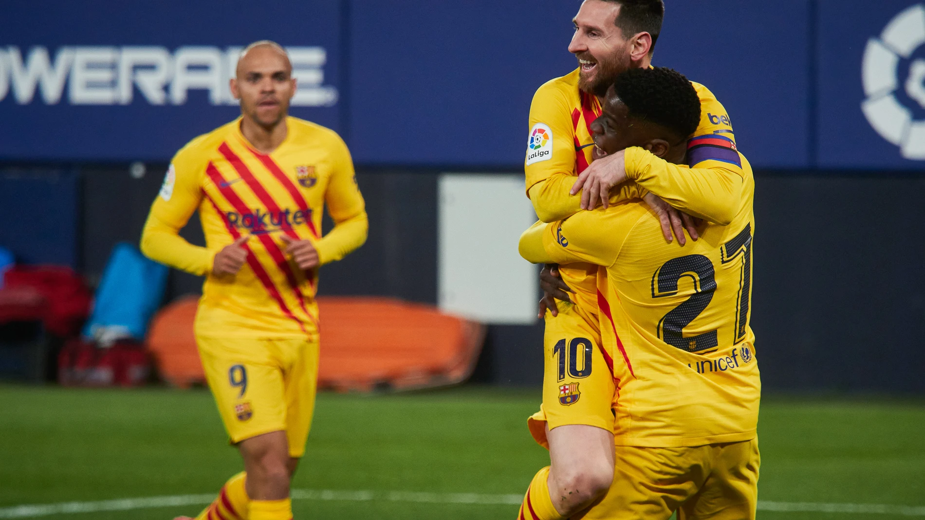 Messi se abraza a Ilaix después de que el canterano marcara su primer gol con el primer equipo del Barcelona