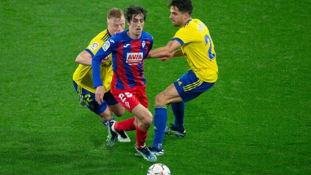 Bryan Gil con el Eibar.