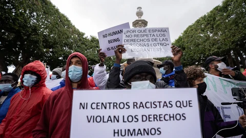 Unos 700 inmigrantes, según la policía nacional, se han manifestado bajo el lema "Marcha por el libre tránsito", desde el centro de inmigrantes de Las Raíces (Tenerife) hasta el ayuntamiento de La Laguna, reclamando poder continuar su viaje al continente europeo. EFE/Ramón de la Rocha