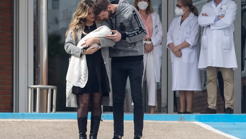 Edurne y David de Gea salen del Hospital Ruber Internacional después de convertirse en padres el pasado 4 de marzo de su primera hija, Yanay. La pareja posó sonriente para la prensa con su pequeña en brazos. En Madrid (España) a 7 de marzo de 2021.