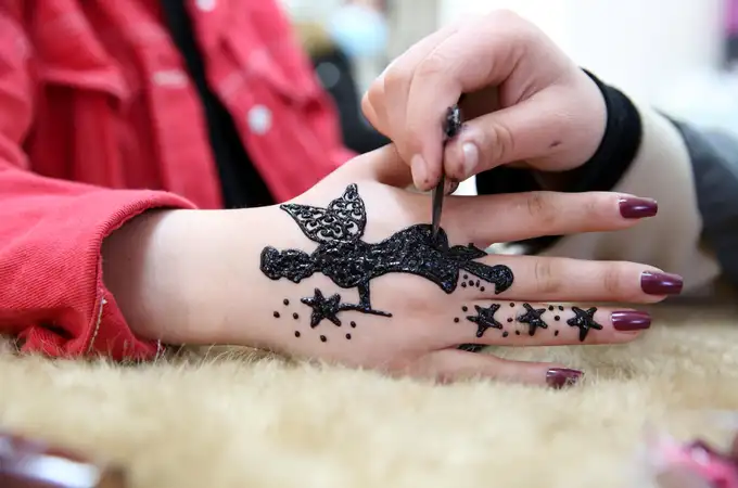 Los peligrosos efectos en la piel de los tatuajes de henna negra