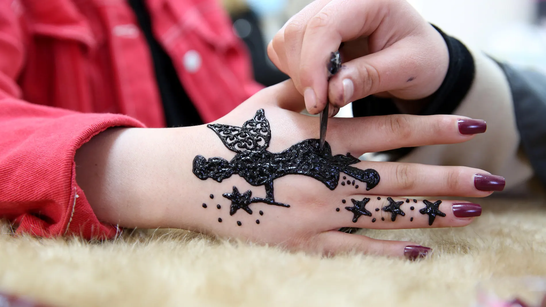 SI desea hacerse un tatuaje temporal, asegúrese de que es de henna natural y no de henna negra