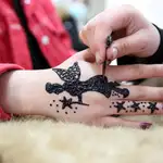 SI desea hacerse un tatuaje temporal, asegúrese de que es de henna natural y no de henna negra