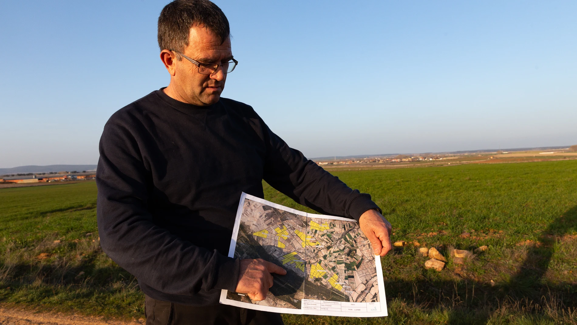 Jesús Ángel Tomas, alcalde de Pozuelo de Tábara, en los terrenos donde se va a instalar un parque solar