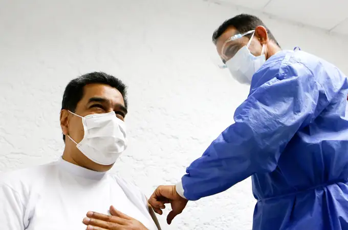 Maduro se vacuna contra el coronavirus antes que los médicos