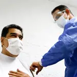  Maduro se vacuna contra el coronavirus antes que los médicos