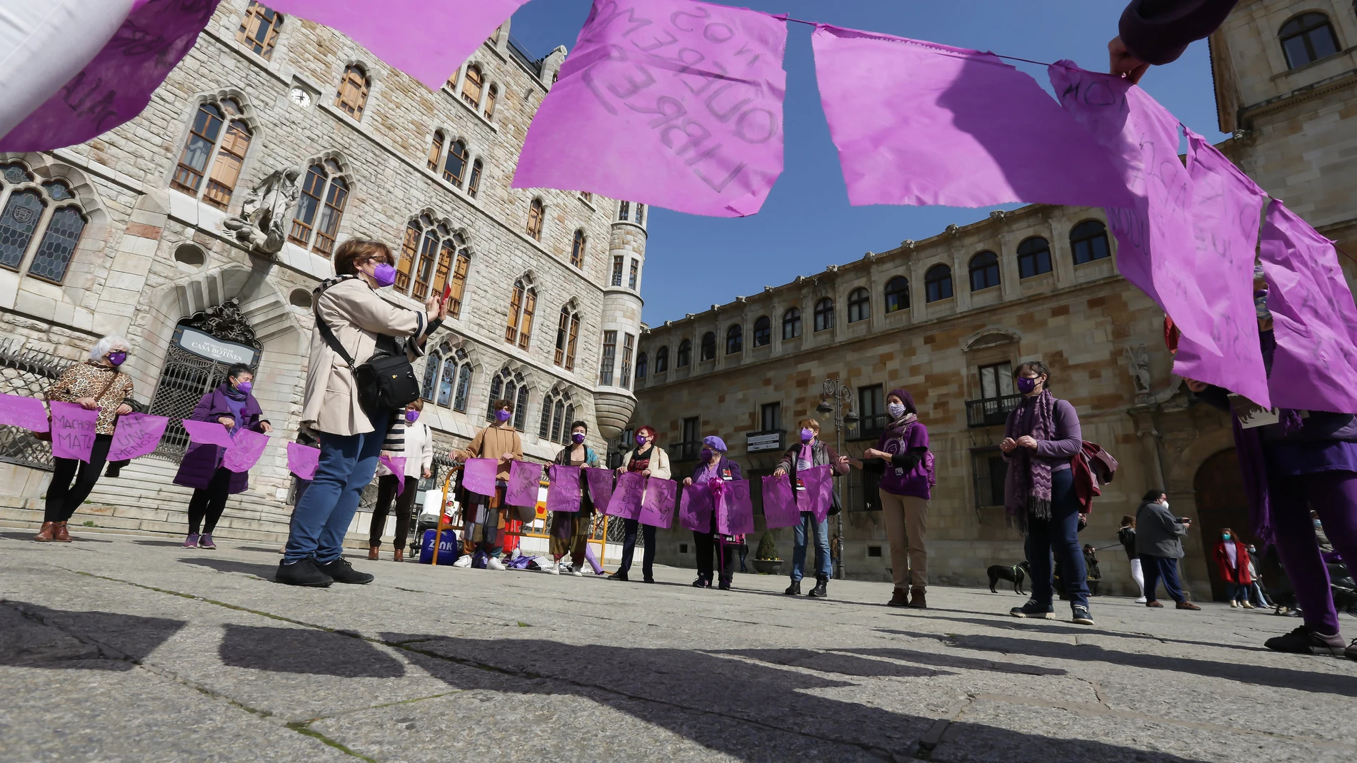 Varias mujeres participan en una performance que pretende hacer un homenaje a las mujeres leonesas con motivo del Día Internacional de la Muje