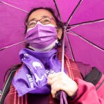 Una mujer sostiene un paraguas morado durante una movilización feminista con motivo de la celebración el Día Internacional de la Mujer en Cercedilla