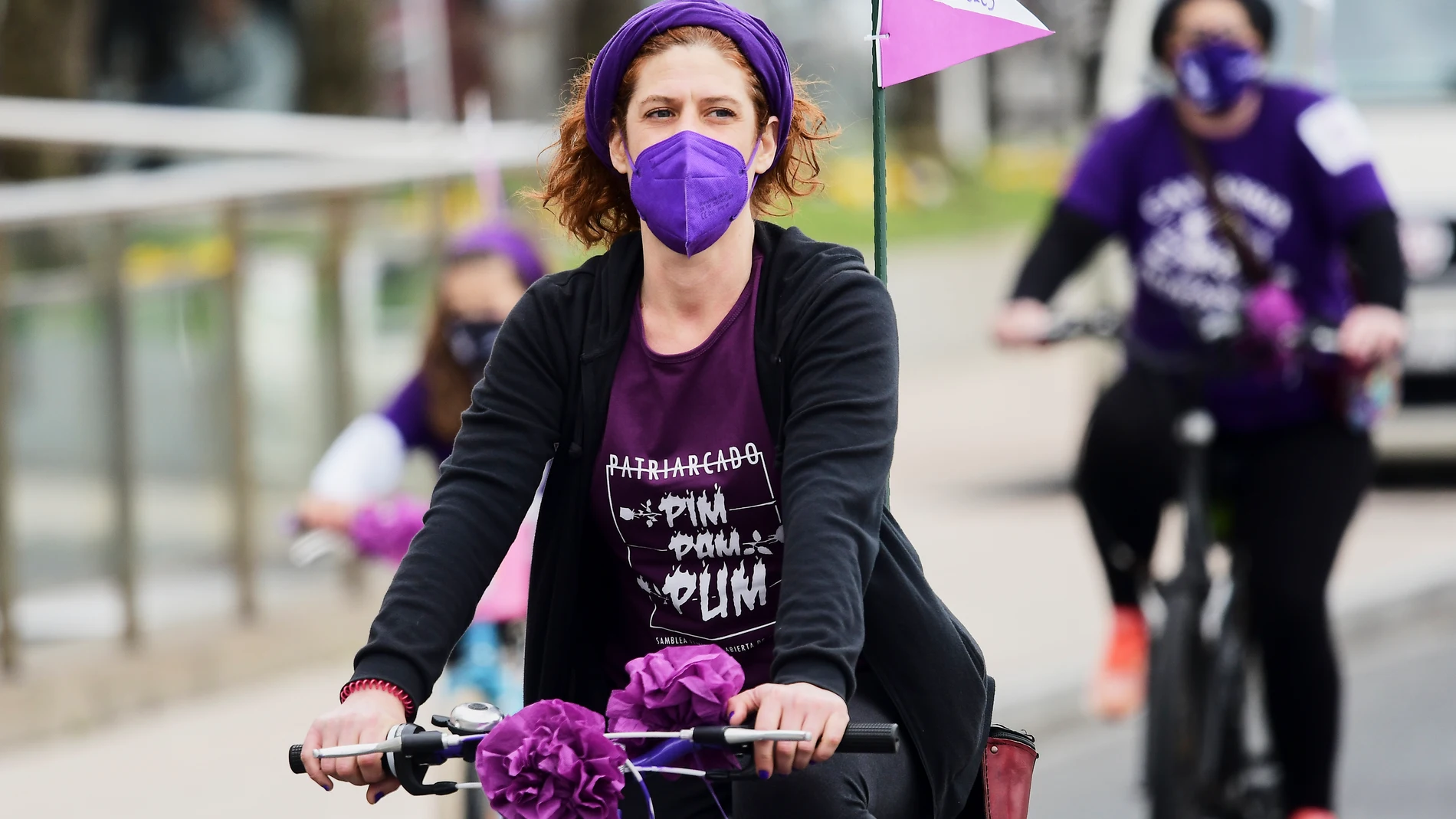 Varias mujeres participan en una 'Bicicletada Feminista'