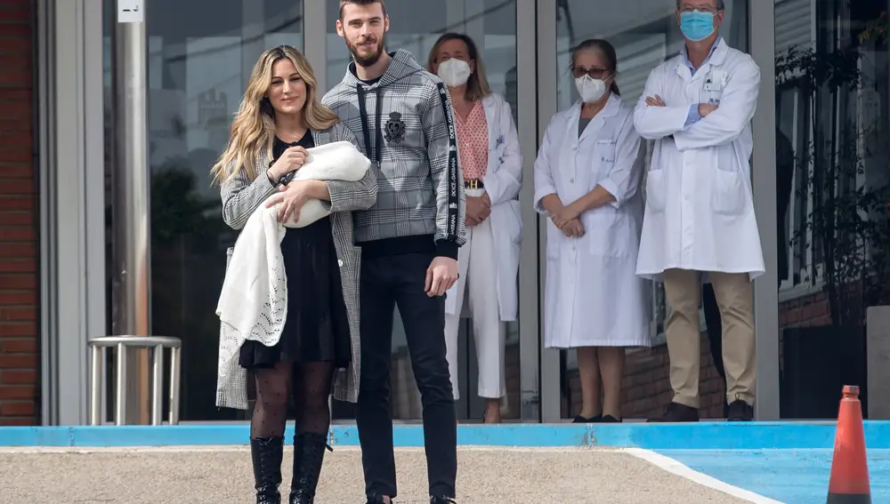 Edurne y David de Gea salen del Hospital Ruber Internacional después de convertirse en padres el pasado 4 de marzo de su primera hija, Yanay. La pareja posó sonriente para la prensa con su pequeña en brazos. En Madrid (España) a 7 de marzo de 2021.