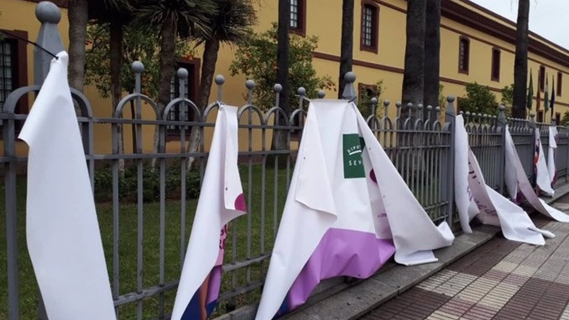 Imagen del ataque a la bandera colocada en la Diputación de Sevilla