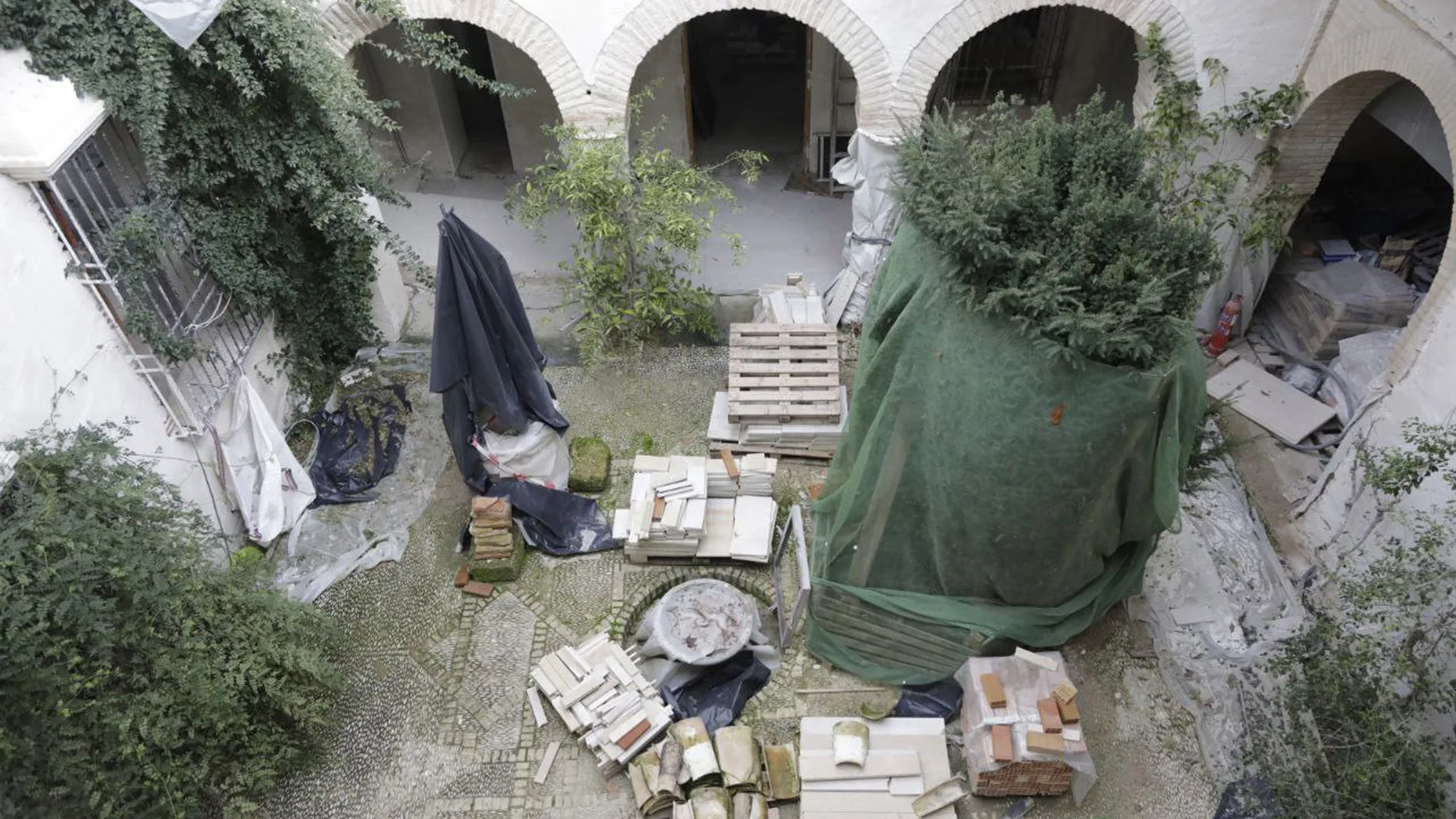 Vista de las obras de restauración en el Archivo Municipal de Córdoba, guardián de su historia bibliográfica, este domingo y cuyos trabajos han dado como resultado un descubrimiento inesperado, como son los patios más antiguos conocidos de la ciudad y que se remontan a finales del siglo XIII y principios del XIV. EFE/ Salas