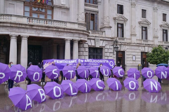 Front Abolicionista País Valencià exige en la plaza del Ayuntamiento de València la abolición de la prostitución