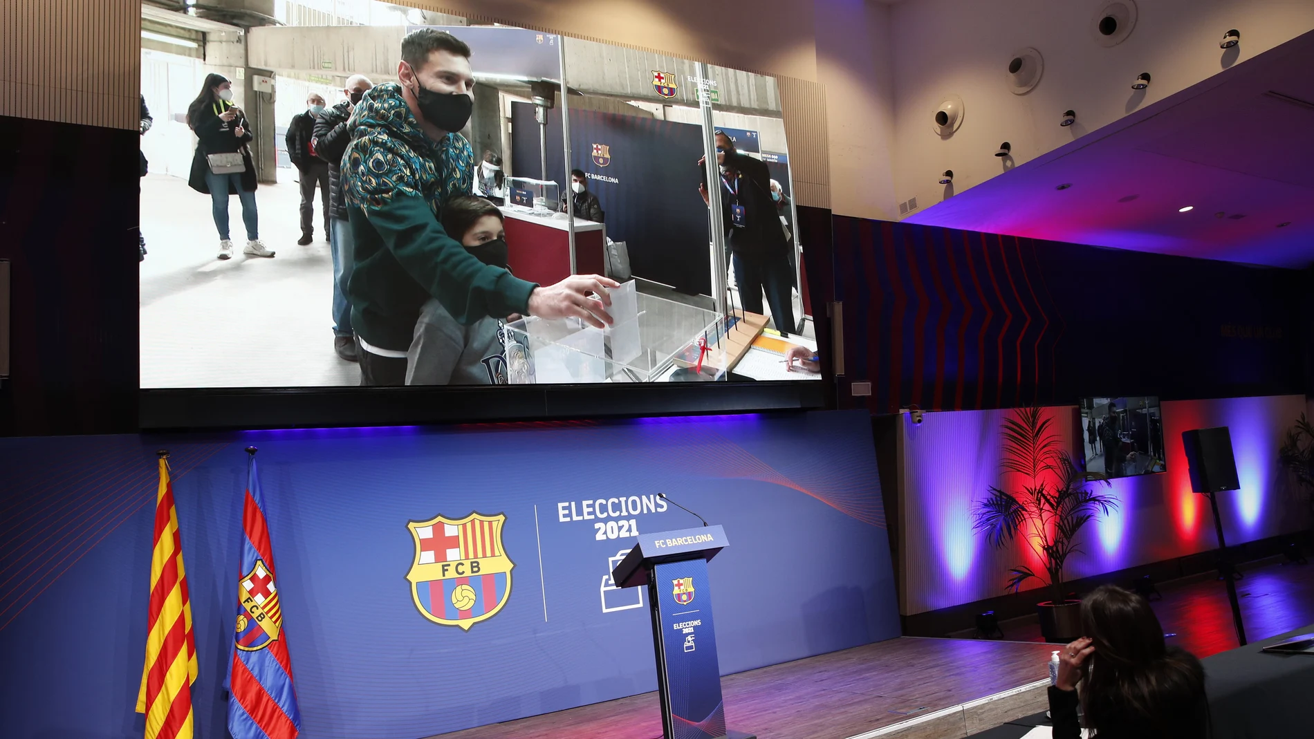 Messi, en una pantalla cuando acudió a votar