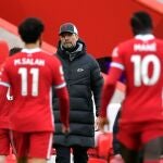 Jürgen Klopp, frente a Mohamed Salah y Sadio Mané.