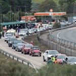 Cientos de vehículos colapsaron la autovía A-4 a su paso por Jaén organizados en tres caravanas que han confluido poco antes del puerto de Despeñaperros, la salida de Andalucía hacia Castilla-La Mancha, en protesta por el "abandono político de la provincia". EFE/ Jose Manuel Pedrosa