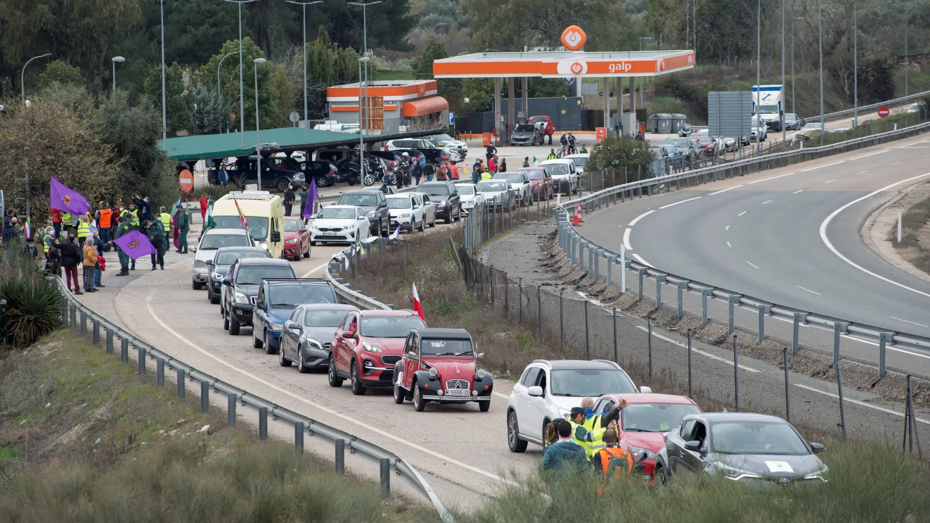 Cientos de vehículos colapsaron la autovía A-4 a su paso por Jaén organizados en tres caravanas que han confluido poco antes del puerto de Despeñaperros, la salida de Andalucía hacia Castilla-La Mancha, en protesta por el "abandono político de la provincia". EFE/ Jose Manuel Pedrosa