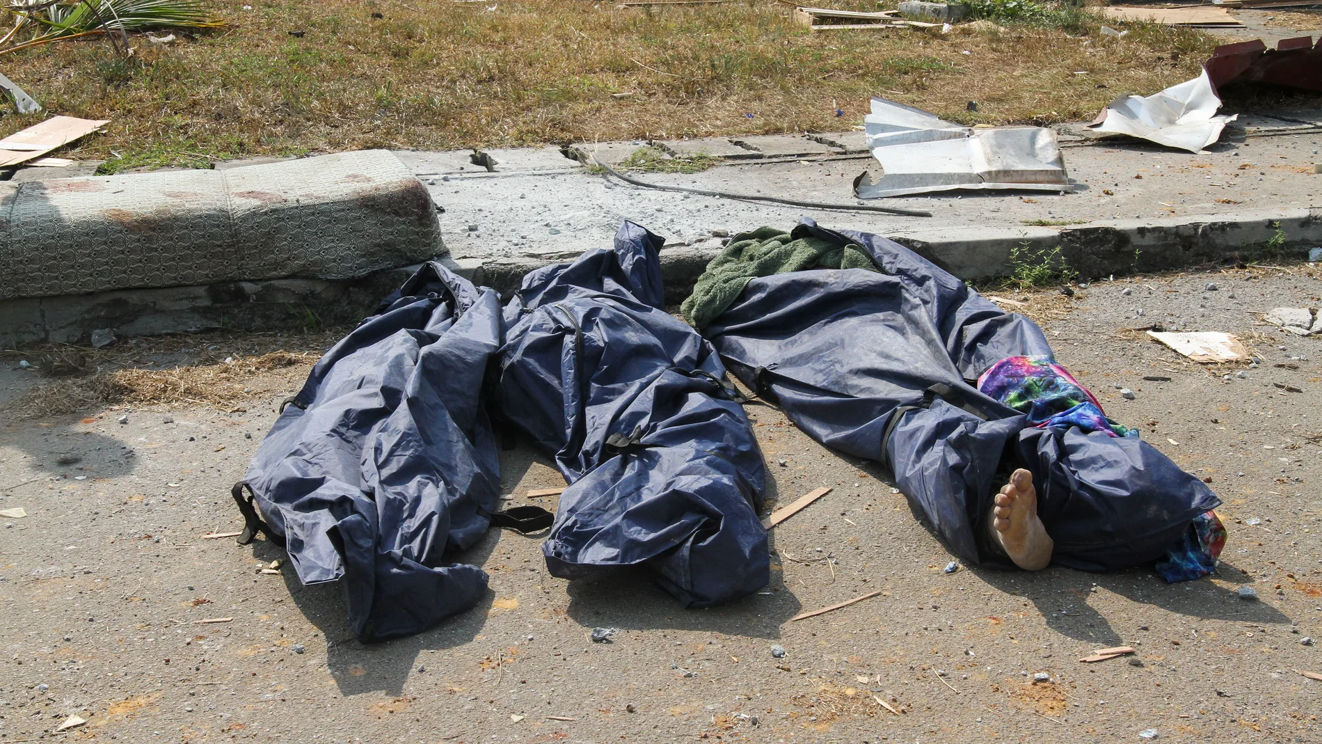 Cadáveres dentro de una bolsa tras la explosión en Bata, el domingo