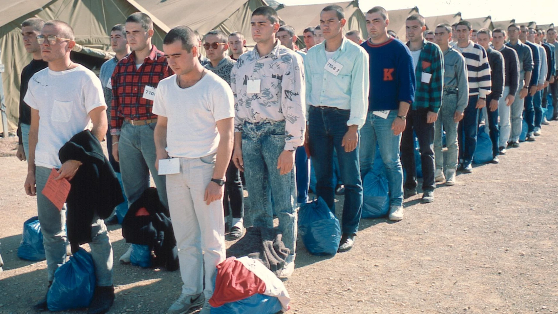 Varios jóvenes en su primer día de mili en 1999