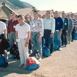 Varios jóvenes en su primer día de mili en 1999