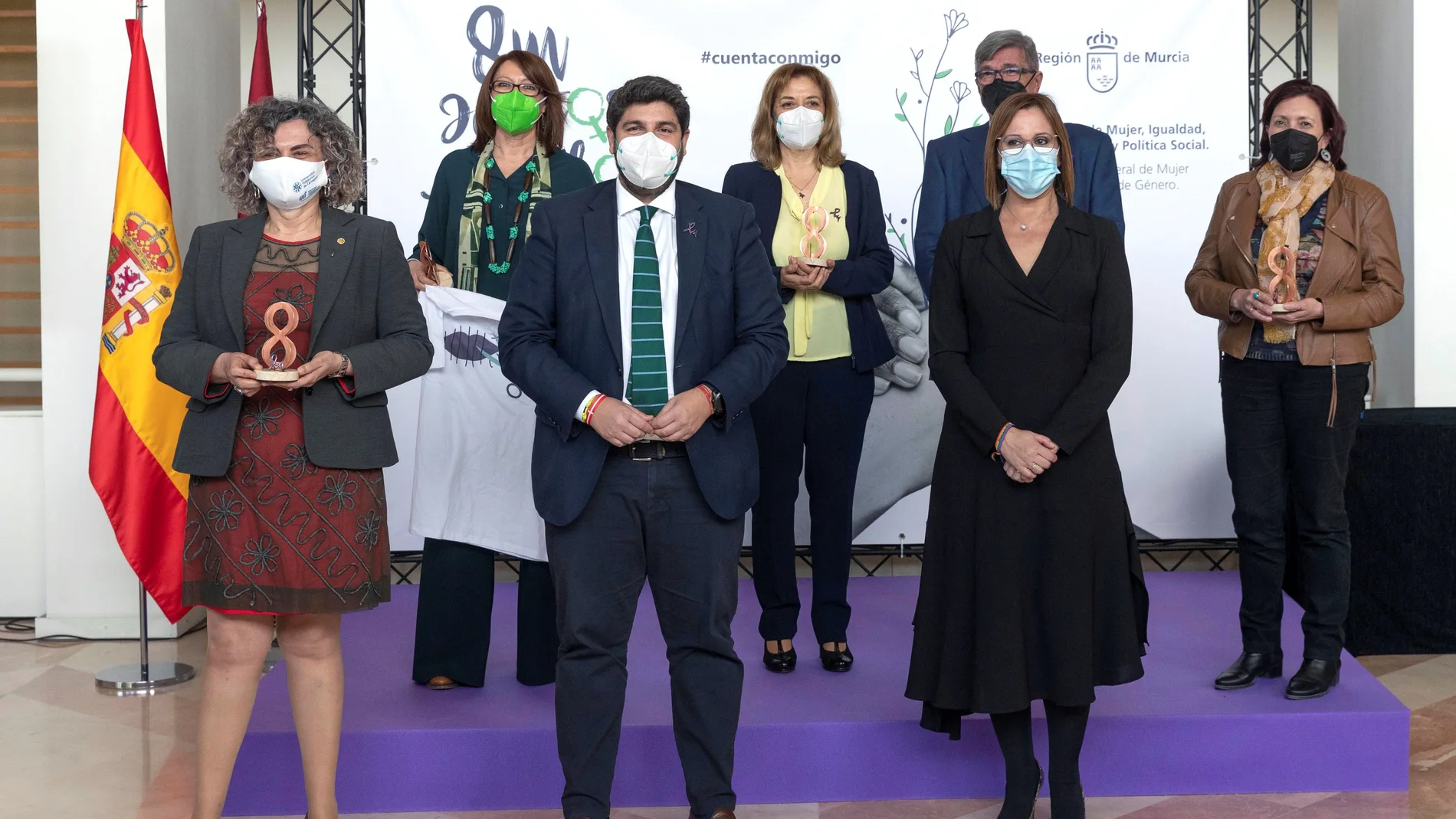 Foto de familia con las galardonadas de los premios 8M