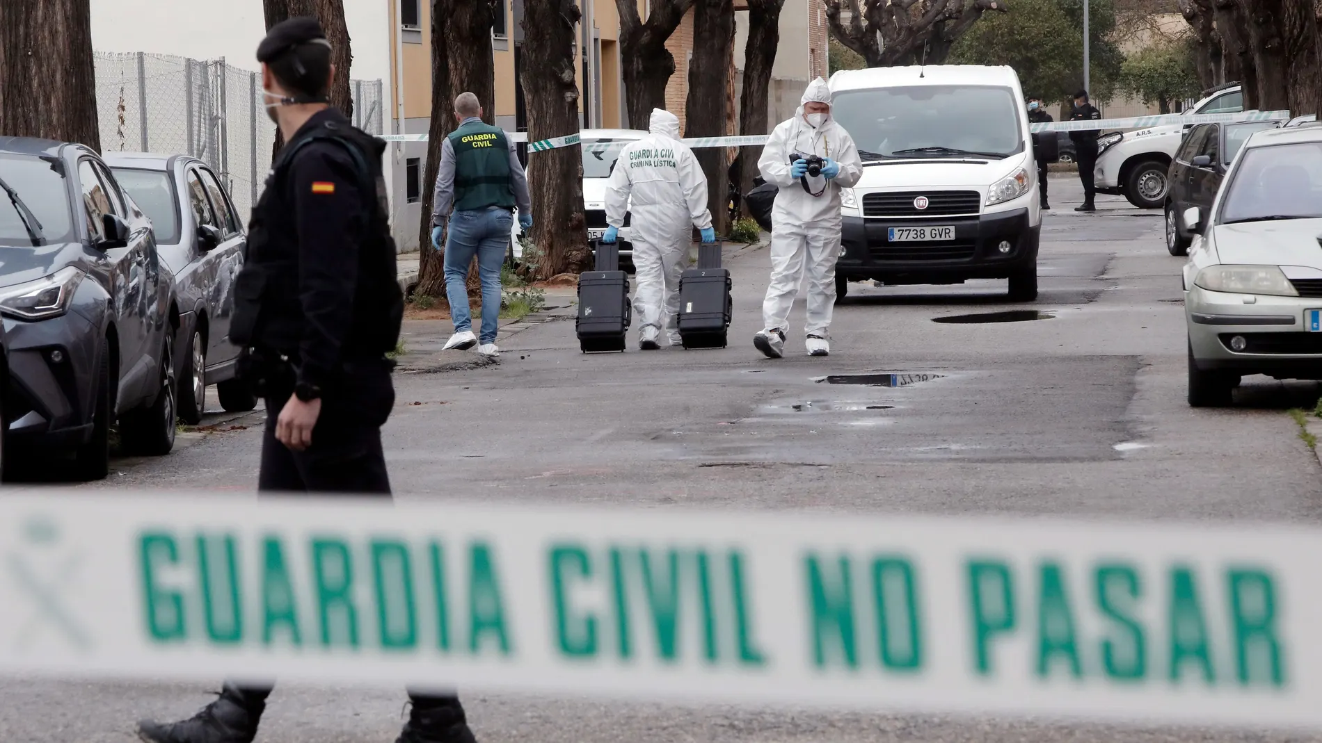 Agentes de la Guardia Civil trabajan en el lugar donde una mujer fue agredida en la localidad valenciana de Massamagrell por su ex compañero sentimental.