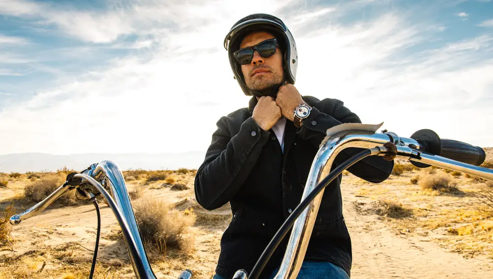 Forrest Minchinton, diseñador de tablas de surf y piloto de motos off-road californiano. Miembro Breitling Deus Squad