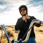 Forrest Minchinton, diseñador de tablas de surf y piloto de motos off-road californiano. Miembro Breitling Deus Squad